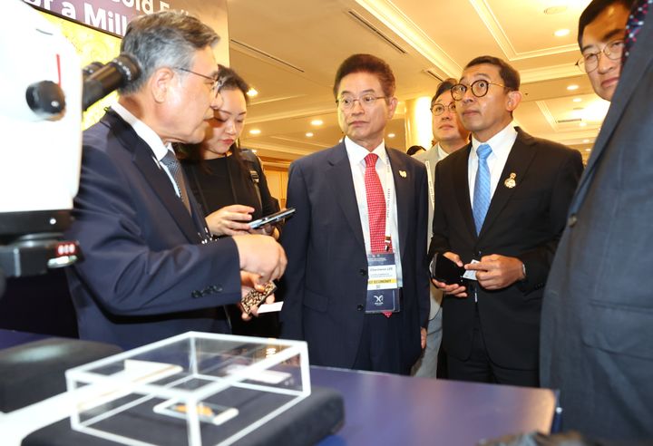 [안동=뉴시스] 27일 경주 힐튼호텔에서 개막된 문화산업고위급대화 행사에서 (좌측부터) 허민 국가유산청장, 이철우 경북지사, 파들리 존 인도네시아 문화부장관 등이 '선각단화쌍조문금박'을 살펴보고 있다. (사진=경북도 제공) 2025.08.28. photo@newsis.com *재판매 및 DB 금지