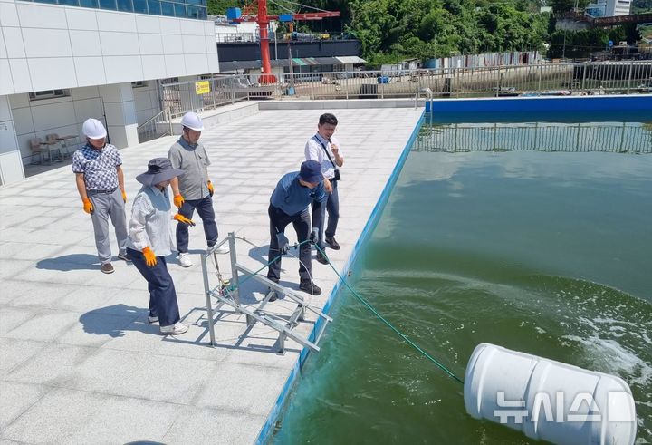 [서울=뉴시스]&nbsp; 한국해양교통안전공단(KOMSA)의 여객선 안전관리 책임자 교육 참여자들이 국립목포해양대학교에서 구명설비를 활용한 비상 대응훈련을 하고 있다
