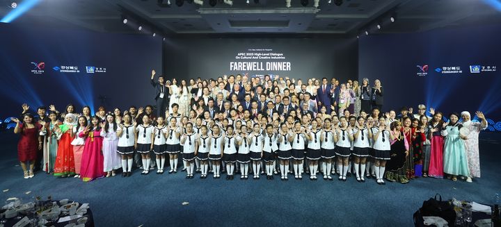 [안동=뉴시스] 27일 경북 경주 힐튼호텔에서 열린 '2025 APEC 문화산업고위급대화' 대표단을 위한 환송 만찬에서 참석자들이 합창단과 기념사진을 찍고 있다. (사진=경북도 제공) 2025.08.28. photo@newsis.com *재판매 및 DB 금지