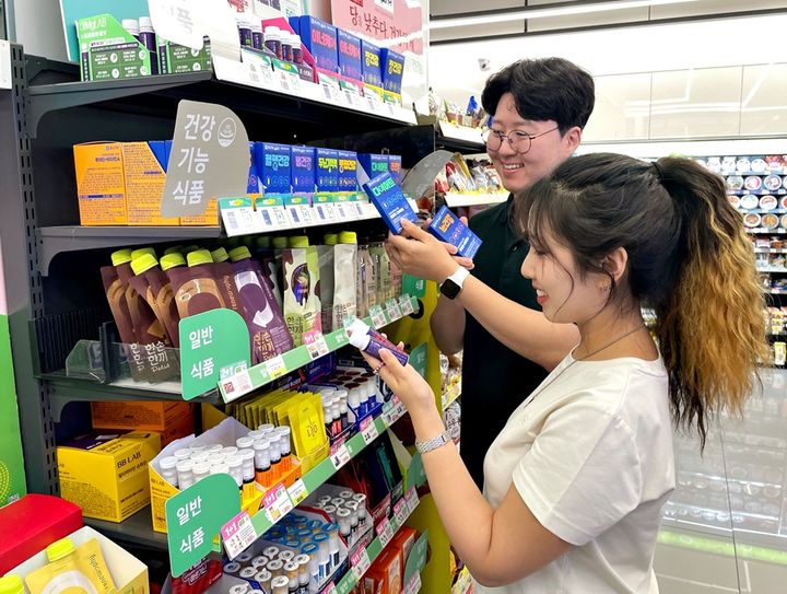 [서울=뉴시스] CU는 최근 한 달간의 건강기능식품(건기식) 매출에서 30대가 주요 소비층으로 부상했다고 28일 밝혔다.(사진=BGF리테일 제공) *재판매 및 DB 금지