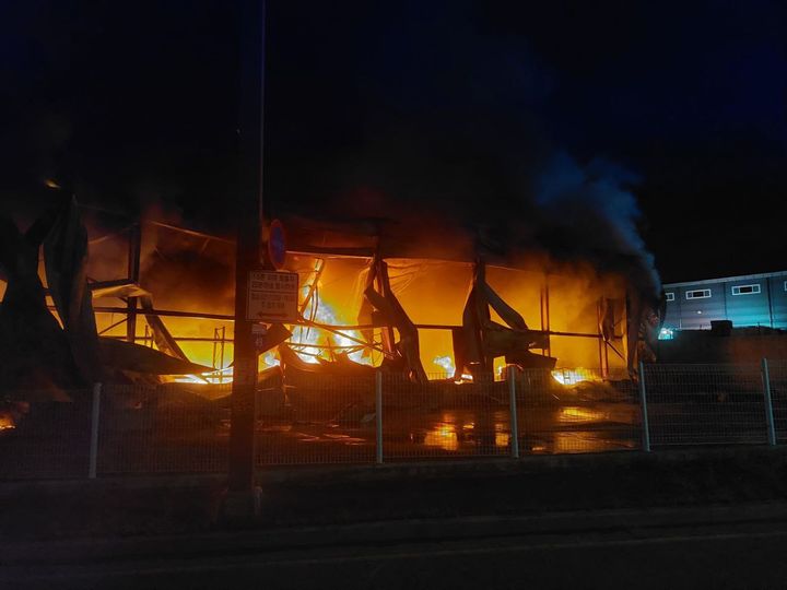 [화성=뉴시스] 27일 오후 10시12분께 경기 화성시 서신면의 한 인쇄공장에서 불이 났다. (사진=경기도소방재난본부 제공) 2025.08.28. photo@newsis.com *재판매 및 DB 금지