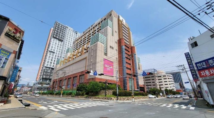 [서울=뉴시스] 부동산플래닛이 매각 주관을 맡은 옛 롯데백화점 마산점 전경. (사진=부동산플래닛 제공) 2025.08.28. photo@newsis.com *재판매 및 DB 금지