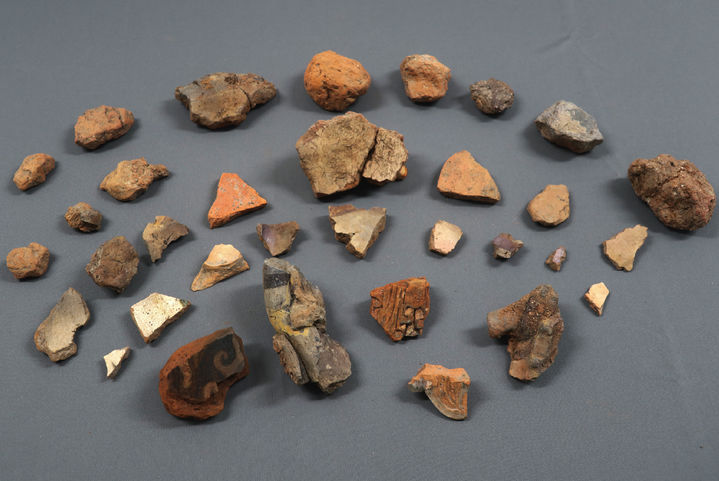 [서울=뉴시스] 부여군 부여읍 쌍북리 일대의 유구분포조사 지역 3-1구역 북쪽에서 발견된 . 소조상과 불탄 기와 조각 (사진=국가유산청 제공) 2025.08.28. photo@newsis.com *재판매 및 DB 금지