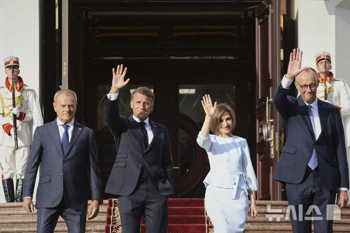 [키시나우(몰도바)=AP/뉴시스]도날트 투스크 폴란드 총리, 에마뉘엘 마크롱 프랑스 대통령, 프리드리히 메르츠 독일 총리와 마이아 산두 몰도바 대통령. (사진=아우렐 오브레야/AP) 2025.09.29.