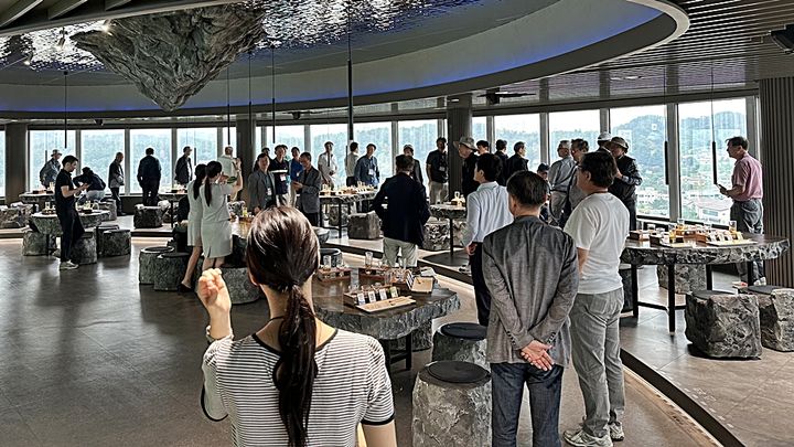 [서울=뉴시스] 롯데칠성음료 강릉공장 내 '처음처럼 브랜드 체험관'에 마련된 시음 공간.(사진=롯데칠성음료 제공) *재판매 및 DB 금지