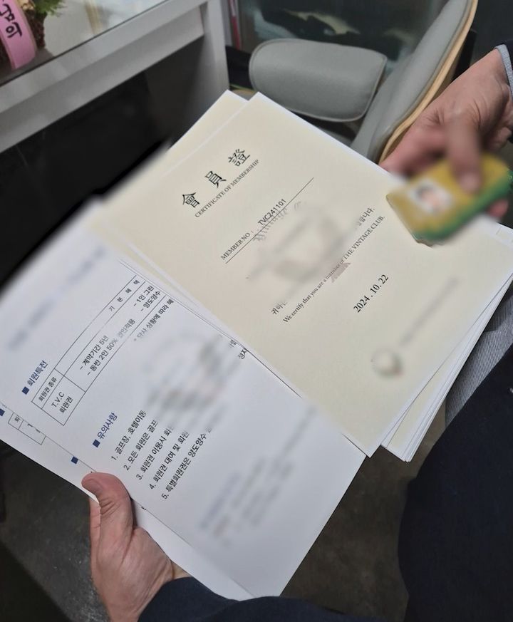 [수원=뉴시스] 총책 A씨의 별도 사무실에서 압수된 피해자 응대 메뉴얼 및 가짜 골프장 회원권 특전, 사업자등록증 등 서류 사진. (사진=경기남부경찰청 제공) 2025.08.28. photo@newsis.com *재판매 및 DB 금지