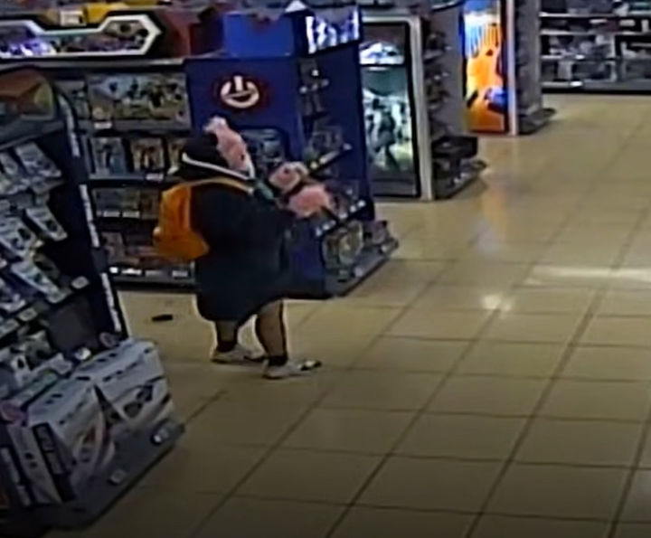 [뉴시스]경남 거제시의 한 대형마트에서 분홍색 고양이 인형탈을 쓴 20대 여성이 흉기를 들고 활보하다 경찰에 붙잡혔다. (사진캡쳐=대한민국 경찰청 유튜브).2025.08.28 *재판매 및 DB 금지