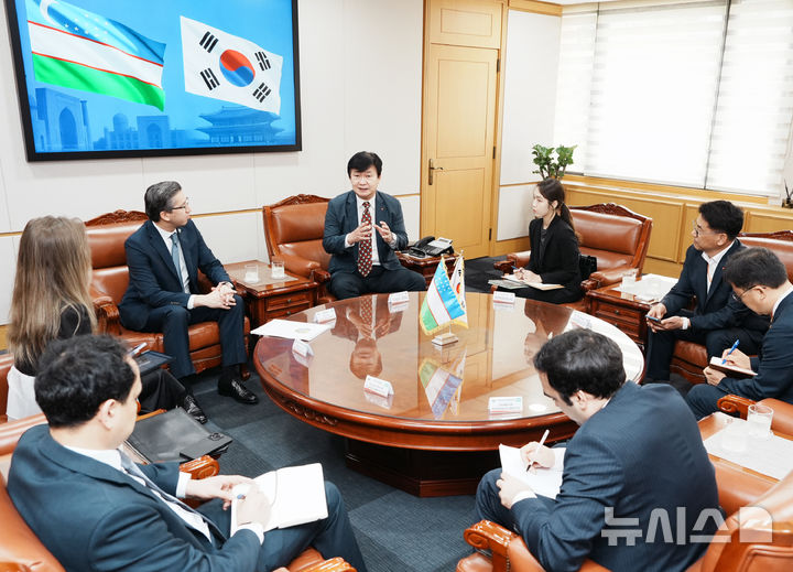 [세종=뉴시스]주한 우즈베키스탄 알리쉐르 압두살로모프 대사 면담 모습(사진=한난 제공)