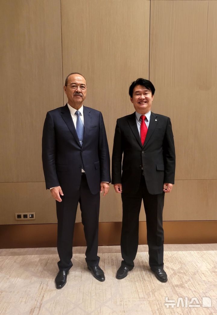 [세종=뉴시스]좌측부터 아리포프 우즈베키스탄 총리와 정용기 한난 사장의 모습.(사진=한난 제공)
