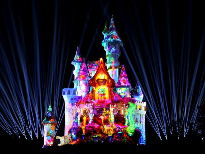 [부산=뉴시스] 야간 멀티미디어 맵핑쇼 '글로리 라이츠' (사진=롯데월드 어드벤처 부산 제공) 2025.08.28. photo@newsis.com *재판매 및 DB 금지