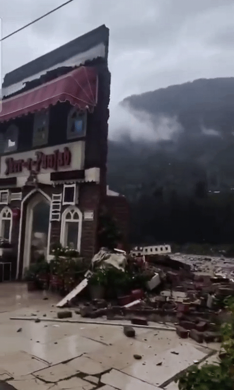 [뉴시스]인도의 유명 식당 건물이 심각한 홍수로 모두 부서진 상태에서 정문만 덩그러니 남아있어 화제다.(사진=인스타그램)2025.08.27 *재판매 및 DB 금지
