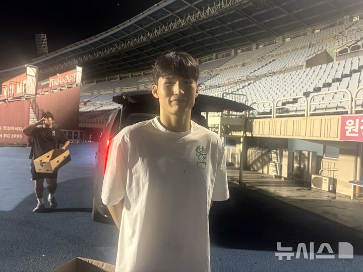 [부천=뉴시스] 김진엽 기자= 프로축구 K리그1 광주FC 수비수 변준수가 27일 부천종합운동장에서 열린 K리그2 부천FC1995와의 2025 하나은행 코리아컵 4강 2차전 원정 경기 이후 취재진과의 인터뷰에서 답하고 있다. 2025.08.27. wlsduq123@newsis.com
