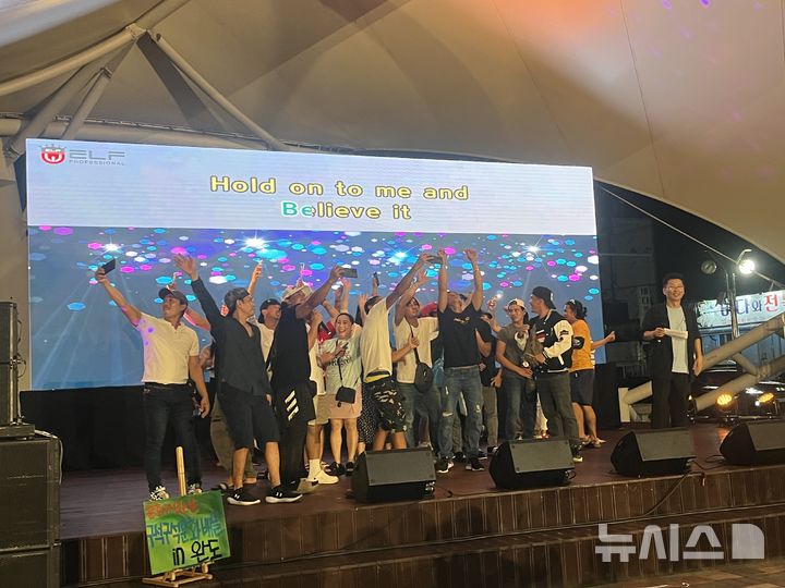 [광주=뉴시스] 전남 완도군은 지난 26일 해변공원 야외음악당에서 외국인 근로자 500여명이 참석한 가운데 '2025 외국인 근로자 한마음행사'를 성황리에 개최했다고 28일 밝혔다. (사진=완도군 제공). 2025.08.28. photo@newsis.com *재판매 및 DB 금지