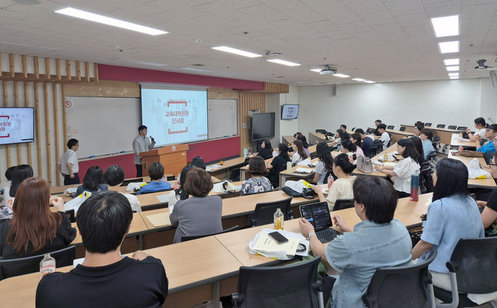 [서울=뉴시스] 민경석 세종대 교육대학원장이 2025학년도 후기 신입생 오리엔테이션에서 환영사를 하고 있다. (사진=세종대 제공) 2025.08.28. photo@newsis.com *재판매 및 DB 금지
