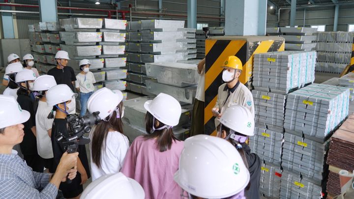  [봉화=뉴시스] 구미 해평중학교 학생들이 석포제련소 내수창고 아연괴 앞에서 영풍 관계자로부터 설명을 듣고 있다. (사진=영풍 석포제련소 제공) 2025.08.28. photo@newsis.com *재판매 및 DB 금지