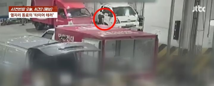 [서울=뉴시스] 한 남성이 자신을 무시한다는 이유로 동료 택배기사의 차량 타이어를 난도질하는 사건이 발생했다. (사진=JTBC 사건반장 갈무리) 2025.08.28 *재판매 및 DB 금지
