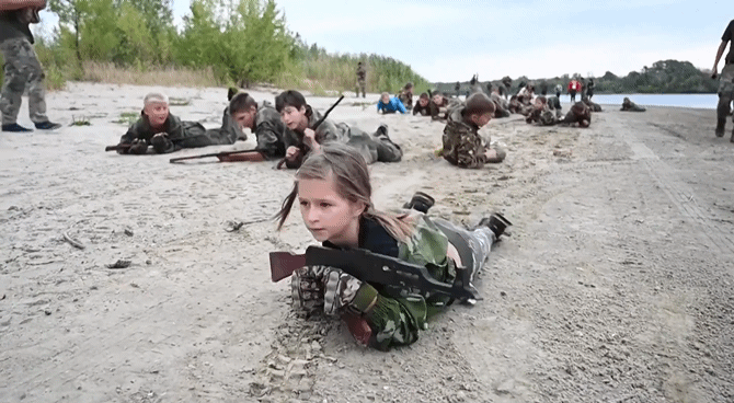 [뉴시스]러시아에서 어린이와 청소년을 동원한 여름 군사 캠프가 진행됐다.(사진=뉴욕포스트) 2025.08.27 *재판매 및 DB 금지