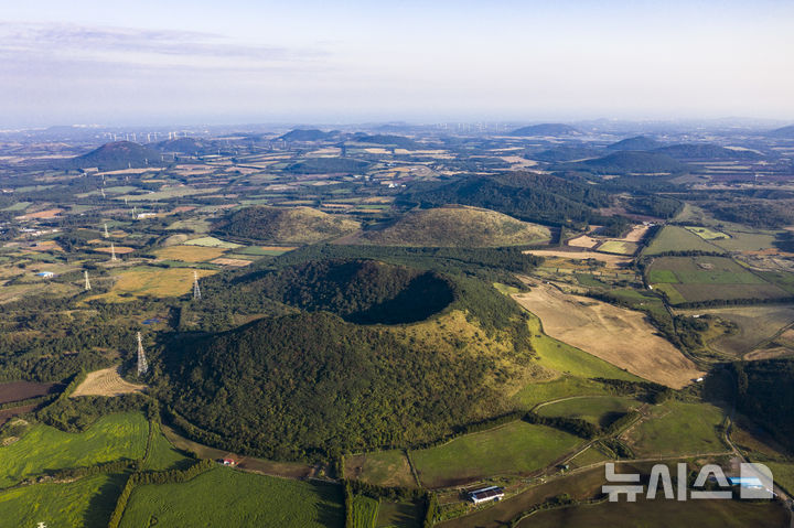[제주=뉴시스] 임재영 기자 = 제주 동부지역 오름 군(群). 앞에 체오름과 뒤쪽으로 안돌·밧돌오름, 거슨새미오름 등이 보인다. (사진=뉴시스DB) ijy788@newsis.com