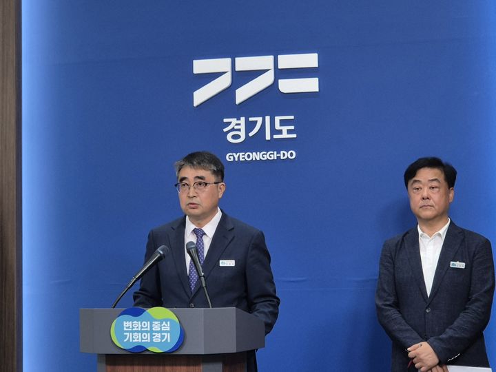 [수원=뉴시스] 이병희 기자 = 손임성 경기도 도시주택실장이 28일 도청 브리핑룸에서 지난 3~7월 실시한 '용인 반도체 국가산업단지' 토지거래허가구역 내 불법 부동산 거래에 대한 기획수사 결과를 발표하고 있다. 2025.08.28. iambh@newsis.com *재판매 및 DB 금지