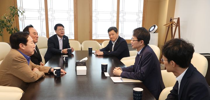 [서울=뉴시스] 사진은 백승보 조달청장(오른쪽서 둘째)이 지난 8월 28일 중소기업중앙회를 취임 후 첫 방문해 중소기업 지원방안과 조달개혁방안에 대해 논의하고 있는 모습. (사진=조달청 제공) 2025.08.28. photo@newsis.com *재판매 및 DB 금지