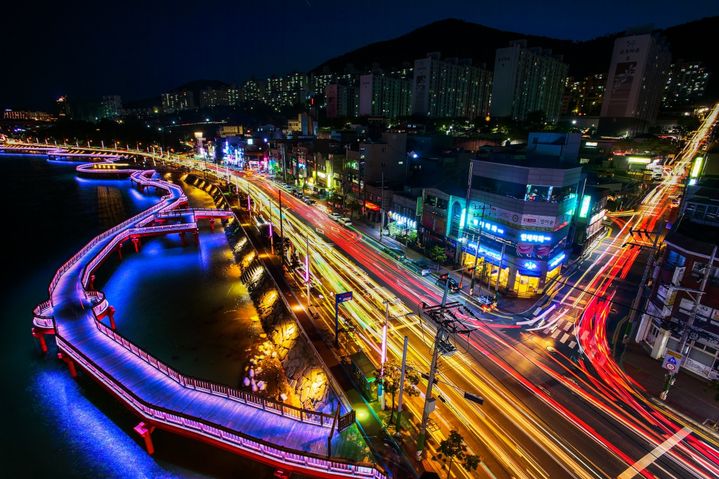 [여수=뉴시스] 여수밤바다 대표 관광시설로 인기 있는 '소호 동동다리' 야경. 2025.08.27. photo@newsis.com *재판매 및 DB 금지