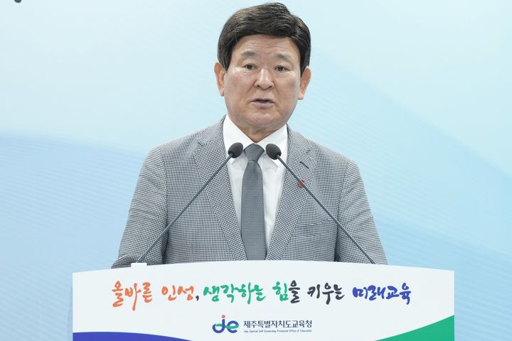 [제주=뉴시스] 김광수 제주교육감이 28일 오전 도교육청 기자실에서 기자회견을 열고 발언하고 있다. (사진=제주도교육청 제공) 2025.08.28. photo@newsis.com *재판매 및 DB 금지