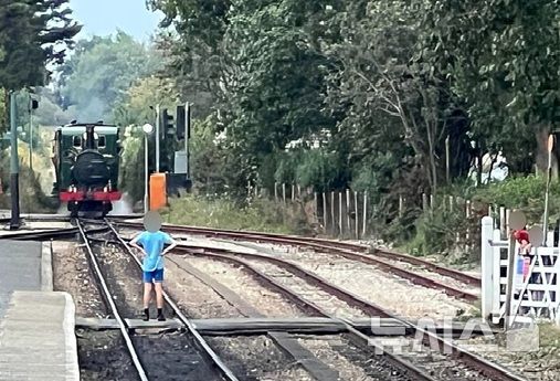 [뉴시스]소년이 달려오는 증기기관차를 응시하고 있다. (사진=데일리메일) 2025.8.27 