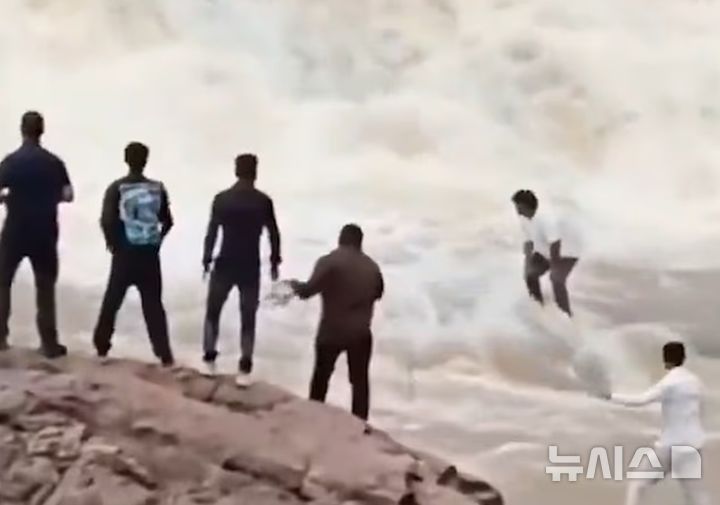 [뉴시스]인도에서 드론 영상 촬영을 하던 유튜버가 급류에 휩쓸리는 장면이 담겼다. (사진=데일리메일) 2025.8.27 