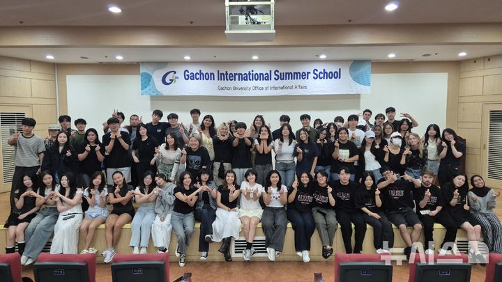 [성남=뉴시스] 가천대 국제교류처가 대학 글로벌센터 국제홀에서 1차 프로그램 수료식을 열고 기념사진을 촬영하고 있다 (사진=가천대 제공) 2025.08.28.photo@newsis.com