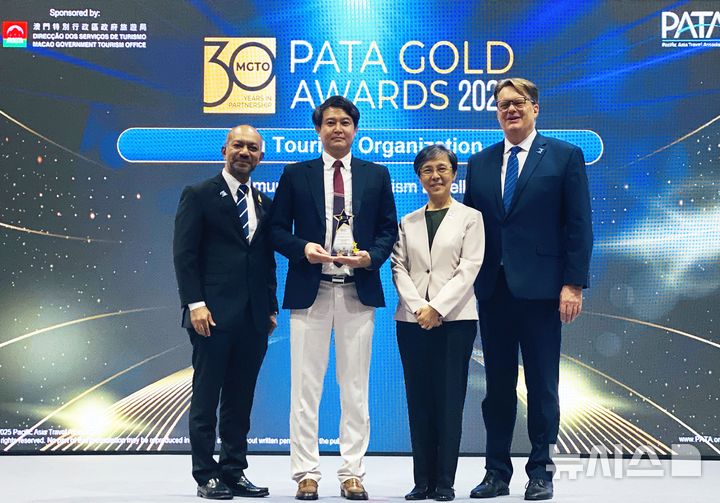 [제주=뉴시스] 신현철((왼쪽 두 번째) 제주관광공사 글로컬관광팀장이 27일 태국 방콕에서 열린 '파타 골드 어워즈 2025(PATA Gold Awards 2025)'에서 지역 기반관광 분야 우수정책(Community-based Tourism Excellence) 수상 후 기념촬영을 하고 있다. (사진=제주관광공사 제공) 2025.08.28. photo@newsis.com *재판매 및 DB 금지