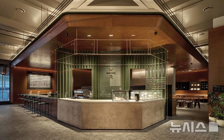 [서울=뉴시스] 28일 오픈한 스타벅스의 세 번째 도심형 리저브 전용 매장인 리저브광화문. (사진= 스타벅스 코리아 제공) photo@newsis.com 