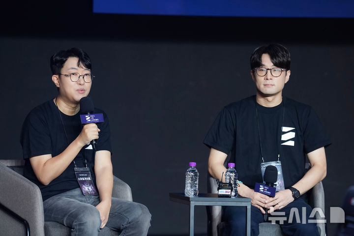 [서울=뉴시스] 김형석 슈퍼크리에이티브 공동대표(왼쪽)와 스마일게이트 김주형 사업실장이 28일 오전 서울 마포구 WDG 스튜디오에서 열린 '카오스 제로 나이트메어' 간담회에서 취재진 질문에 답하고 있다. 2025.08.28 (사진=스마일게이트 제공)