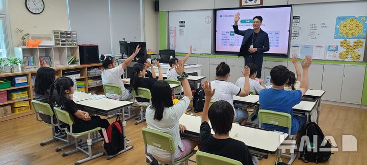 [서울=뉴시스]법무부가 지난 25일부터 전남 완도, 신안 등 도서벽지 초·중·고등학생 1000명을 대상으로 '찾아가는 법교육'을 실시했다. (사진=법무부 제공) 2025.08.28. photo@newsis.com 