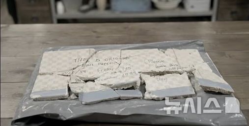 [뉴시스]복원된 조각 위에는 "이건 원본 벽지다. 1989년 12월 8일 금요일 오후 4시 15분. 이 벽지는 그대로 두세요, 크리스"라는 글귀가 적혀 있었다. (사진=데일리메일) 2025.8.27 