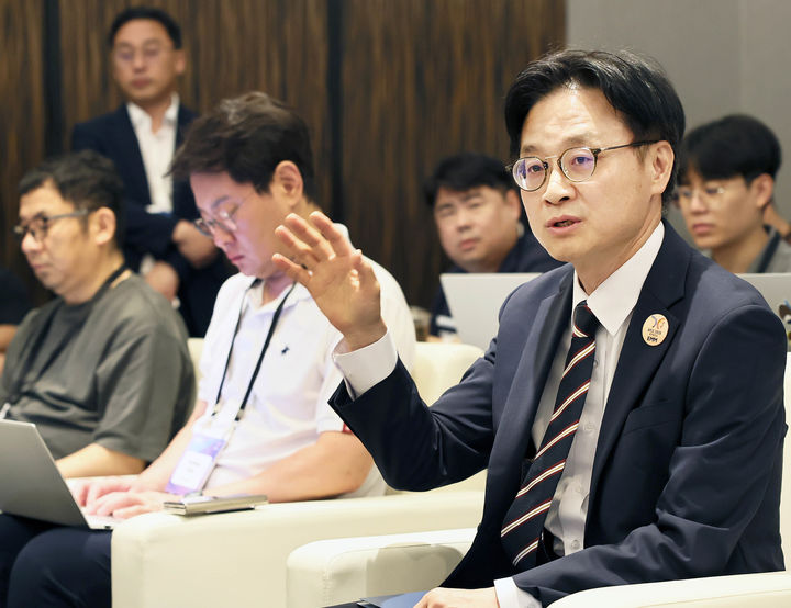 [세종=뉴시스]김정관 산업부 장관이 28일 부산 파라다이스호텔에서 기자간담회를 개최했다.(사진=산업부 제공) *재판매 및 DB 금지