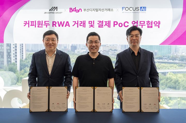 (왼쪽부터) 홍성훈 JM커피그룹 부회장, 김상민 부산디지털거래소 대표이사, 박철웅 포커스에이아이 대표이사. (사진=포커스에이아이) *재판매 및 DB 금지