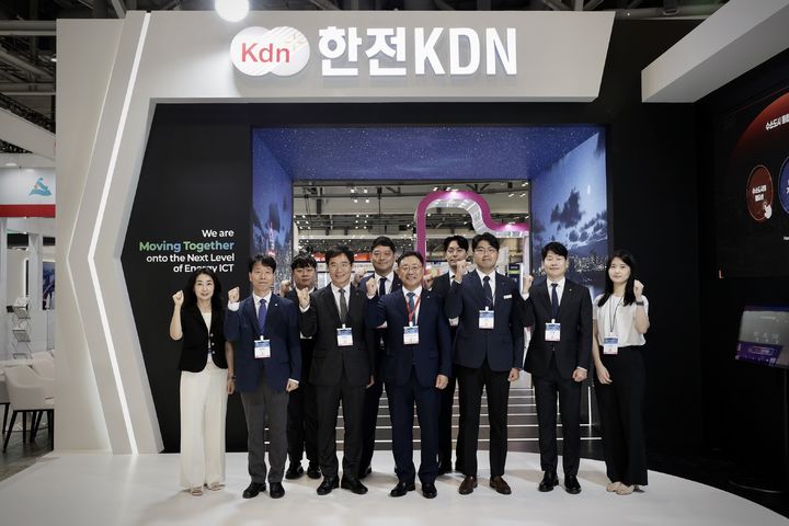 [세종=뉴시스]2025 기후산업국제박람회에 참여한 한전KDN 관계자들과 박상형 한전KDN 사장(앞줄 가운데)이다.(사진=한전KDN 제공) *재판매 및 DB 금지
