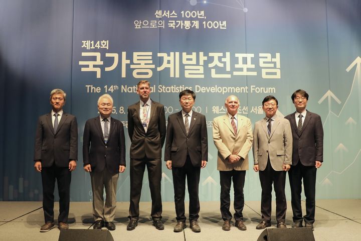 [서울=뉴시스] 통계청은 28일 서울 웨스틴조선호텔에서 한국통계학회, 한국조사연구학회와 함께 '제14회 국가통계발전포럼'을 개최했다고 밝혔다. 왼쪽에서 네 번째에 안형준 통계청장. (사진 = 통계청 제공) 2025.08.28. *재판매 및 DB 금지