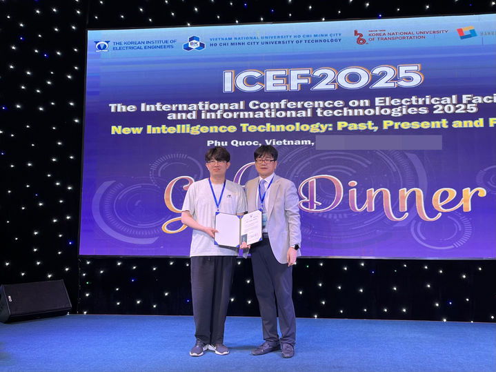 [대전=뉴시스]_국립한밭대 전기공학과 김도현 박사과정생의 ICEF 2025 국제학술대회 우수논문 상 수상 기념촬영. (사진=국립한밭대 제공) 2025.08.28. photo@newsis.com *재판매 및 DB 금지