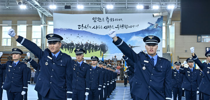 [진주=뉴시스] 공군교육사령부는 28일 사령부 최용덕관에서 제252기 부사관후보생 임관식을 거행했다. 신임부사관들이 공군핵심사치 구호를 제창하고 있다. (사진=공군 제공) 2025.08.28.photo@newsis.com *재판매 및 DB 금지