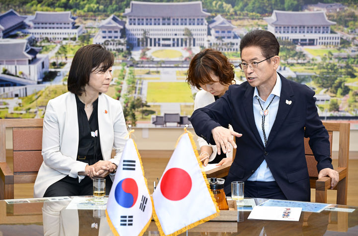 [안동=뉴시스] 일본 돗토리현 나카하라 미유키 부지사(왼쪽)가 28일 경북도청을 방문해 이철우 도지사와 저출산·고령화 공동 대응 방안을 논의하고 있다. (사진=경북도 제공) 2025.08.28. photo@newsis.com *재판매 및 DB 금지