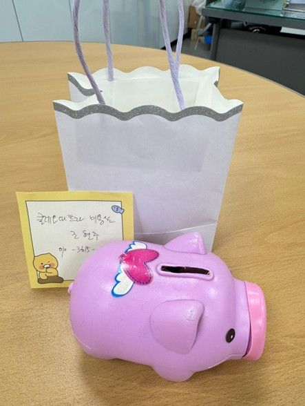 [광주=뉴시스] 광주 서구 동천동 행정복지센터가 클레오파트라 미용실로부터 전달받은 돼지저금통. (사진 = 서구 제공) 2025.08.28. photo@newsis.com *재판매 및 DB 금지