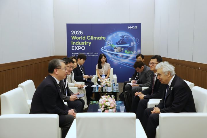 [부산=뉴시스] 권이균(왼쪽 첫째) 지질자원연구원장이 IEA 관계자들과 국제 에너지·자원 협력 확대 방향에 대해 의견을 나누고 있다.(사진=지질자원연구원 제공) *재판매 및 DB 금지