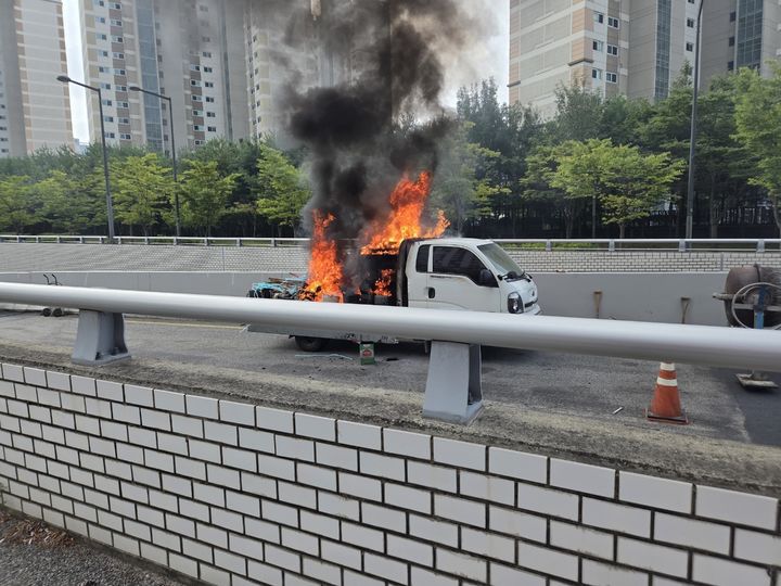 [세종=뉴시스] 28일 오전 11시5분께 세종시 어진동의 한 아파트단지 옆 연결 끊긴 도로 보수 작업 중 1t트럭 적재함에 설치된 전용장비와 LPG가스통 연결호스에서 가스가 누출돼 불이 나고 있다. (사진=세종소방본부 제공) 2025.08.28. photo@newsis.com *재판매 및 DB 금지