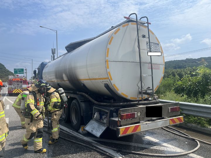 [서산=뉴시스] 28일 오전 11시14분께 충남 서산시 음암면 탑곡리의 한 도로에서 아스팔트 용액을 실은 탱크로리에서 불이 나 소방대원들이 진화에 나서고 있다. (사진=독자 제공) 2025.08.28. photo@newsis.com *재판매 및 DB 금지