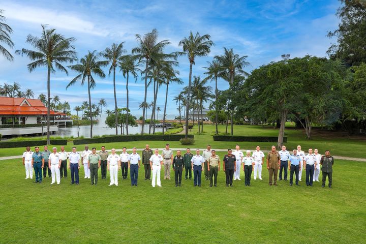 [서울=뉴시스] 강동길 합참 군사지원본부장(뒷줄 우측에서 다섯번째)을 비롯한 인도태평양 군 고위급 회의 참석자들이 기념사진을 촬영하고 있다. (사진=합참 제공) 2025.08.28. photo@newsis.com *재판매 및 DB 금지