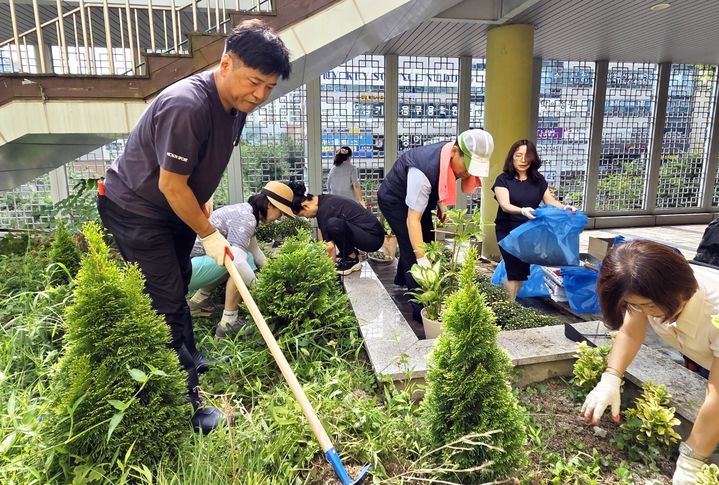 [수원=뉴시스] 테라스 조성. (사진=광교1동 행정복지센터 제공) 2025.08.28. photo@newsis.com *재판매 및 DB 금지