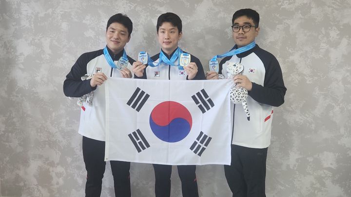 [서울=뉴시스] 한국 사격, 제16회 아시아사격선수권대회 25m 속사권총 남자 일반부 단체전 우승. 왼쪽부터 윤서영(국군체육부대), 이재균(KB국민은행), 홍석진(국군체육부대). (사진=대한사격연맹 제공) *재판매 및 DB 금지