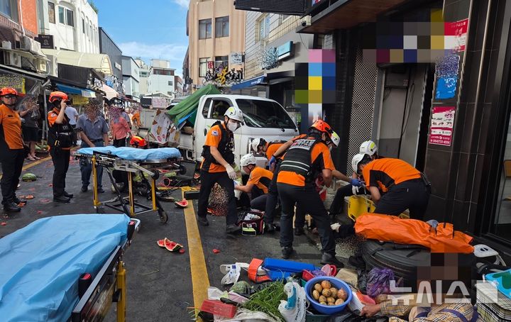 [서귀포=뉴시스] 28일 오후 제주 서귀포시 서귀동 매일올레시장에서 1t 트럭이 노점상을 치었다는 신고가 접수됐다. 출동한 119구조대가 부상자 이송 준비를 하고 있다. (사진=제주도소방안전본부 제공) 2025.08.28. photo@newsis.com *재판매 및 DB 금지