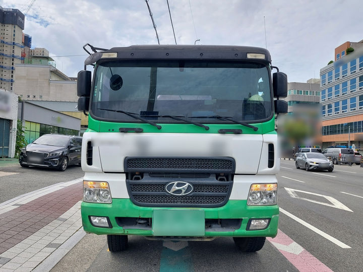 [부산=뉴시스] 28일 오전 10시께 부산 금정구의 한 도로에서 보행자 A(70대·여)씨가 신호에 따라 횡단보도를 건너던 중 우회전하던 레미콘 차량에 치였다. 사진은 사고 레미콘 차량. (사진=부산경찰청 제공) 2025.08.28 photo@newsis.com *재판매 및 DB 금지